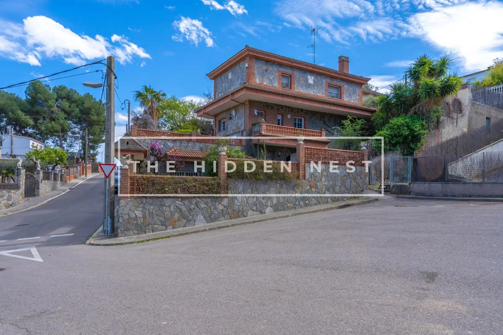 Vista exterior de Casa o xalet en venda en Rubí amb Aire condicionat, Jardí privat i Terrassa