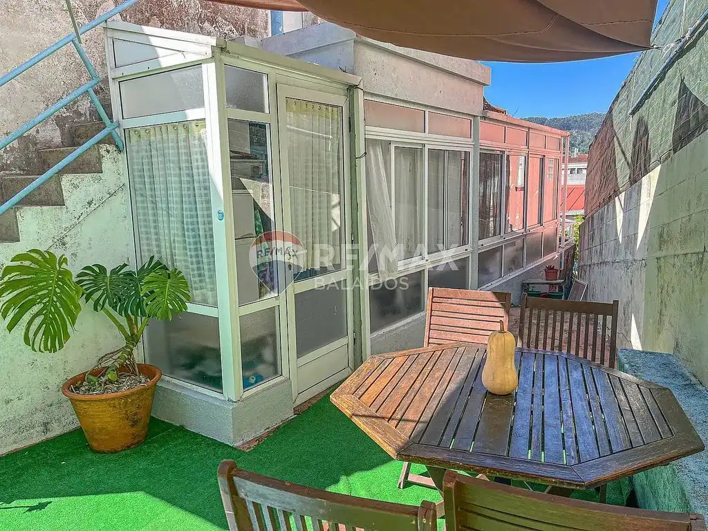 Terrassa de Casa o xalet en venda en Cangas  amb Calefacció, Jardí privat i Parquet