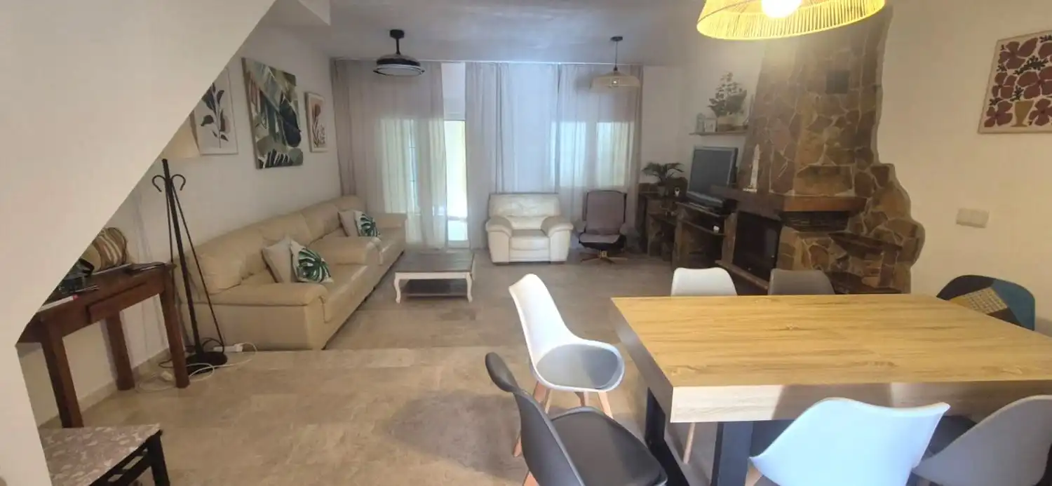 Sala de estar de Casa adosada de alquiler en Manilva con Aire acondicionado, Terraza y Amueblado