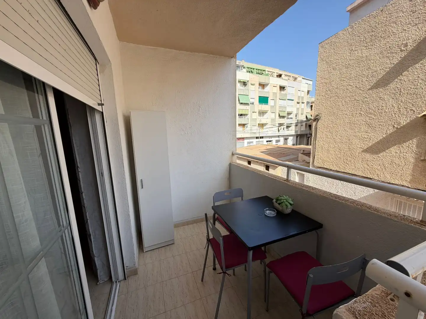 Terrassa de Pis de lloguer en Torrevieja amb Aire condicionat, Terrassa i Moblat