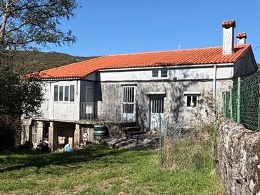 Casa amb jardí en venda a A Fírveda 10