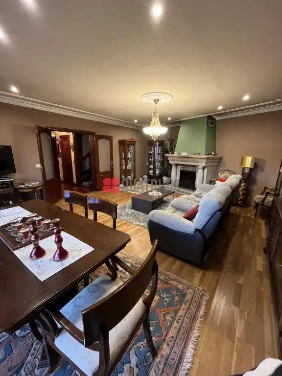 Sala d'estar de Casa o xalet en venda en Santiago de Compostela  amb Calefacció, Jardí privat i Terrassa