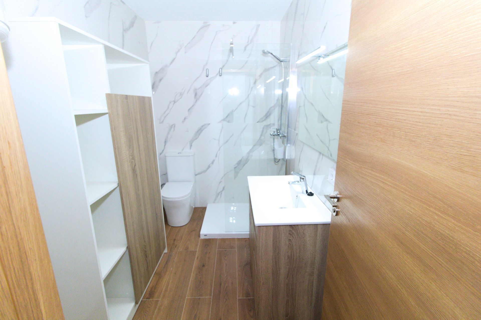 Bathroom of Flat to rent in Picanya  with Air Conditioner