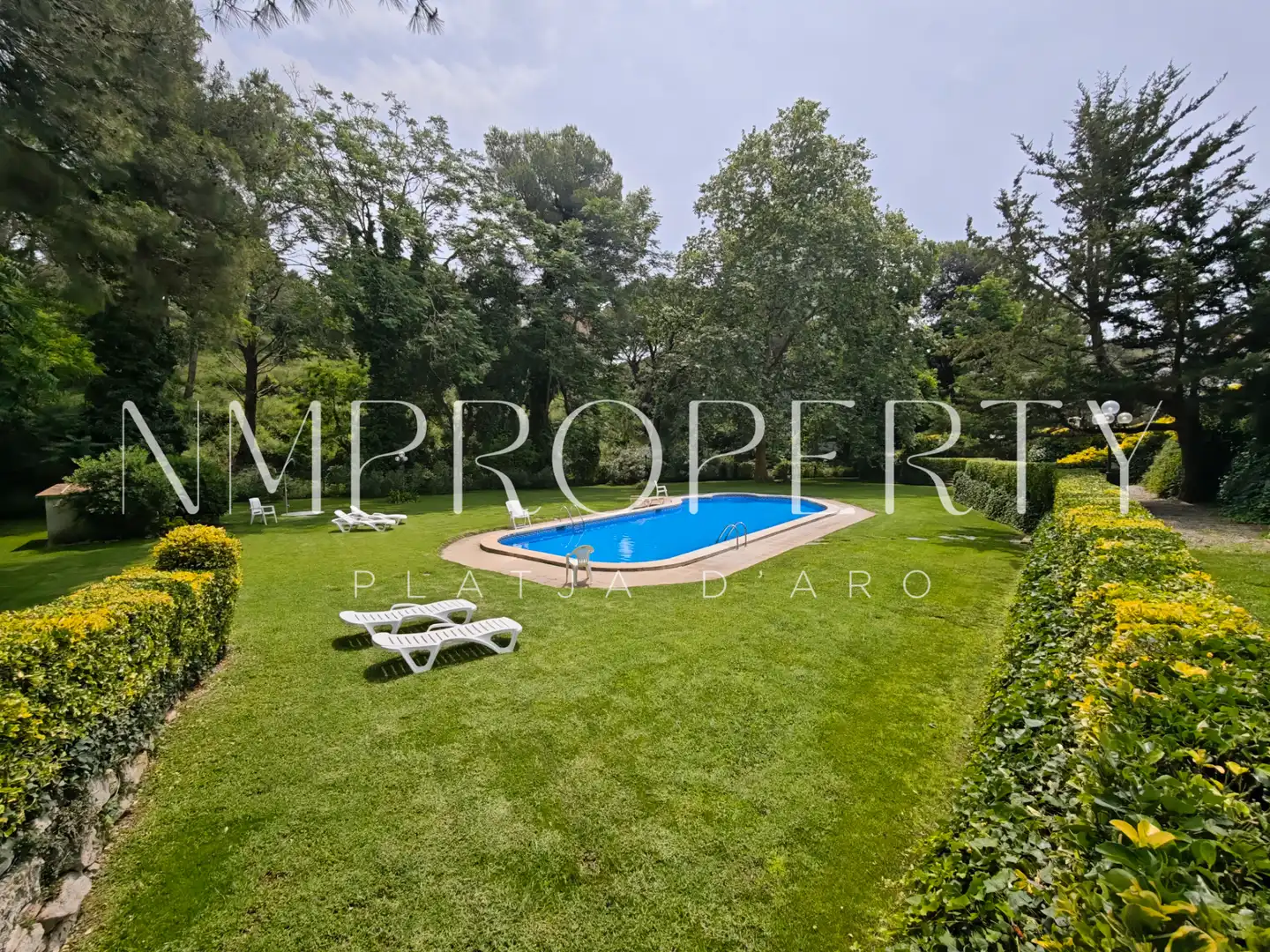 Schwimmbecken von Einfamilien-Reihenhaus zum Verkauf in Castell d'Aro, Platja d'Aro i s'Agaró mit Heizung, Privatgarten und Parkett