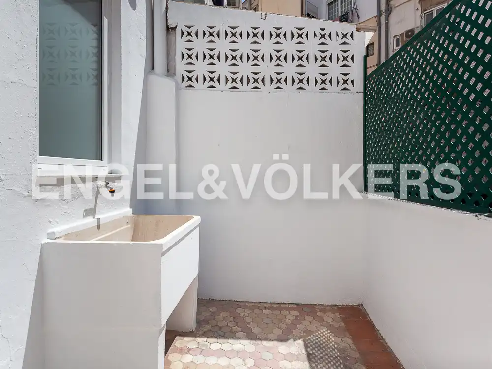 Bathroom of Flat for rent in Valencia  with Heating, Parquet flooring and Terrace