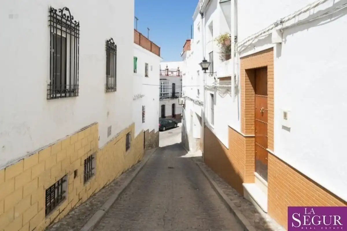 Vista exterior de Casa o xalet en venda en Alcalá de los Gazules amb Terrassa, Traster i Moblat