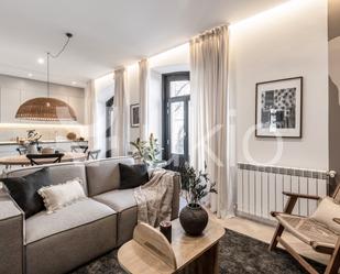 Sala d'estar de Apartament de lloguer en  Madrid Capital amb Aire condicionat, Calefacció i Moblat