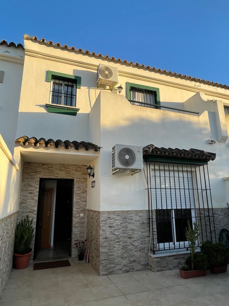 Single-family semi-detached for rent in Calle Aristóteles, Pozoalbero
