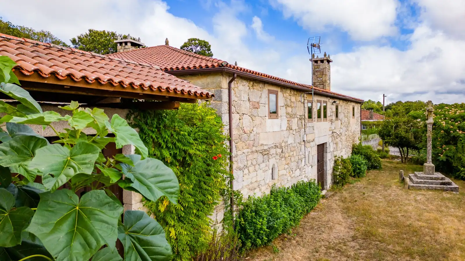 Vista exterior de Finca rústica en venda en Chantada amb Aire condicionat, Calefacció i Jardí privat