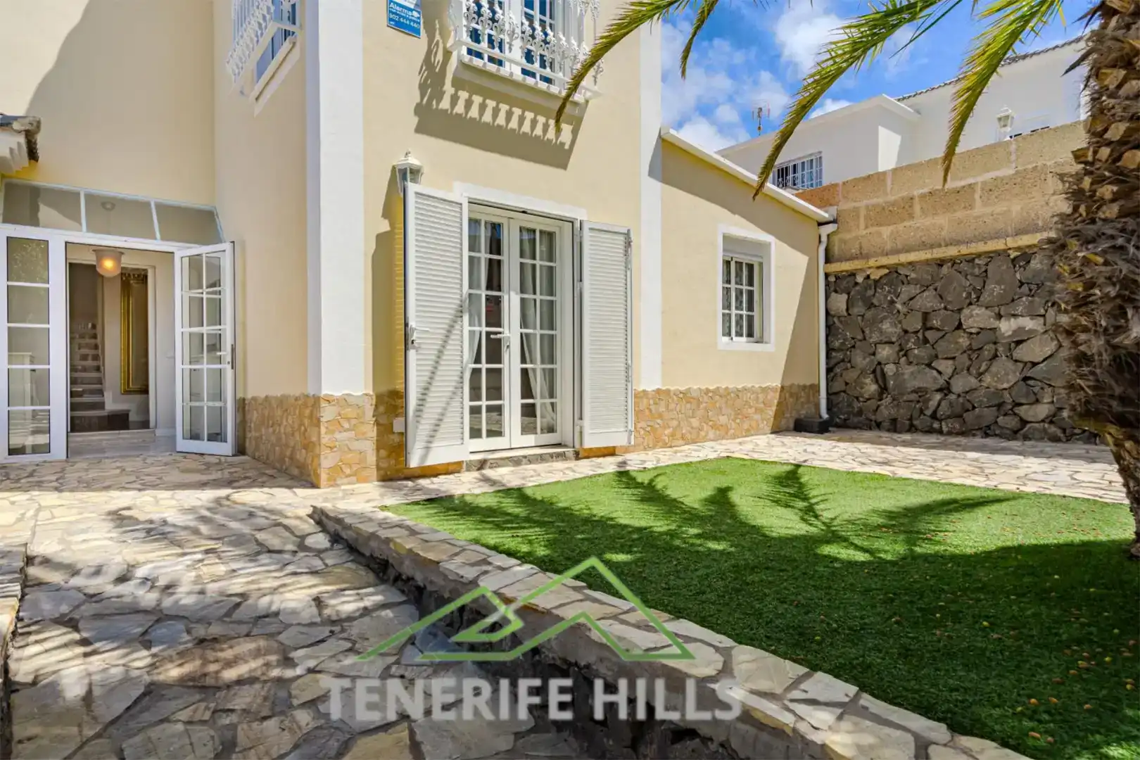 Vista exterior de Casa o chalet en venta en Adeje con Aire acondicionado, Piscina y Balcón