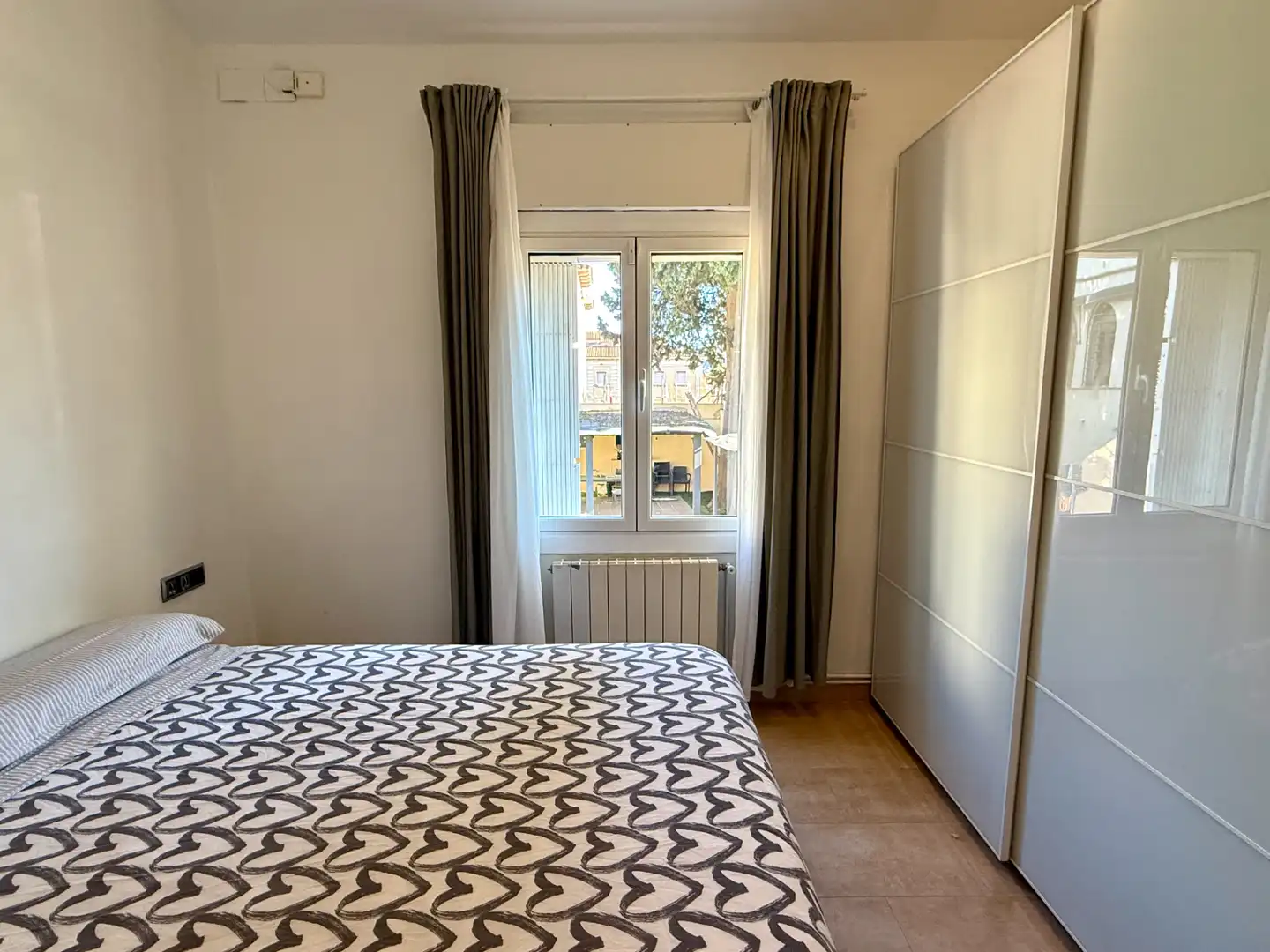 Habitación de Casa adosada en venta en Barcelona con Aire acondicionado, Calefacción y Jardín privado