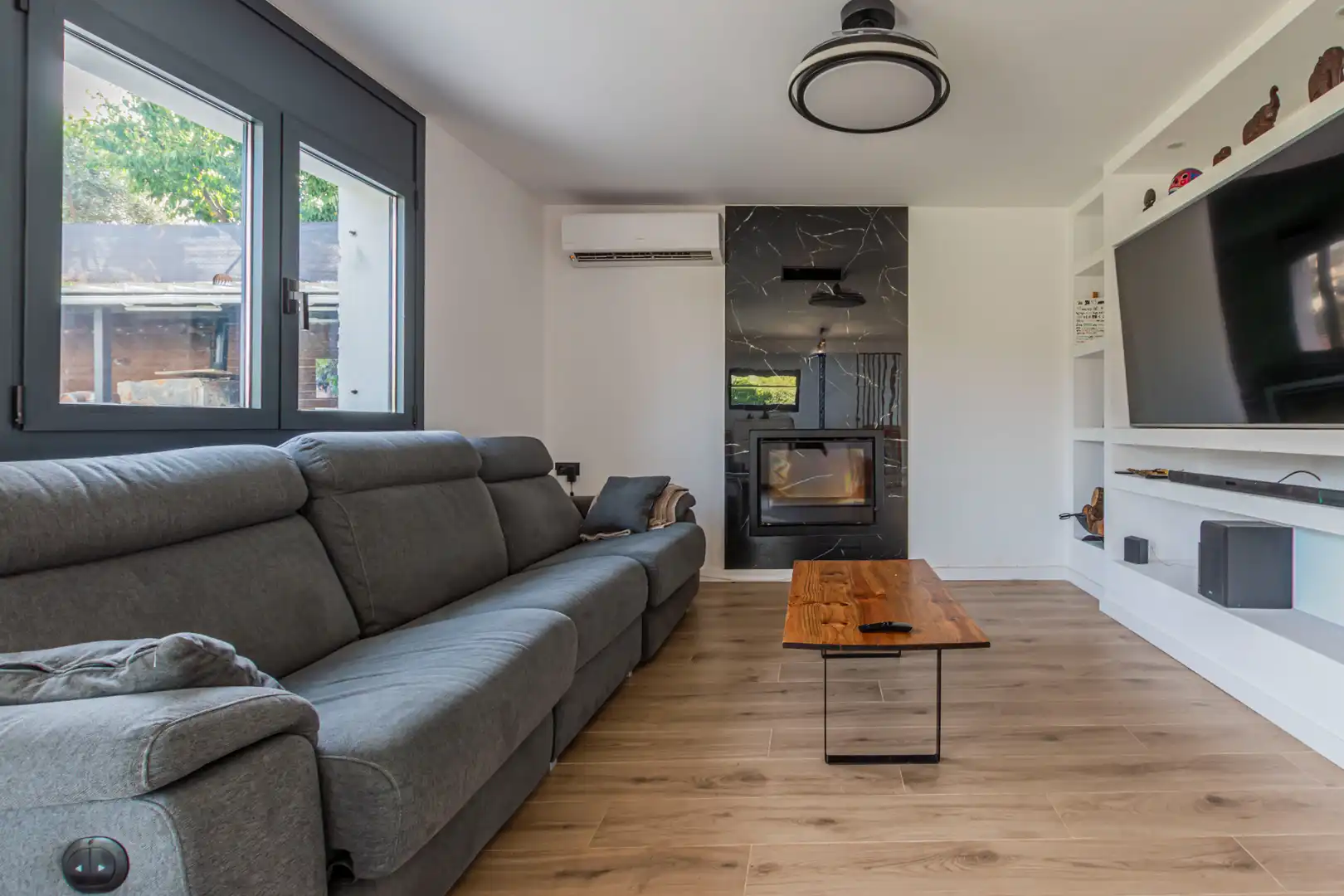 Sala d'estar de Casa o xalet en venda en Terrassa amb Aire condicionat, Calefacció i Jardí privat