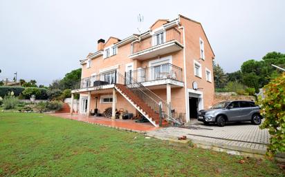 Vista exterior de Casa o xalet en venda en Torrelodones amb Terrassa i Piscina