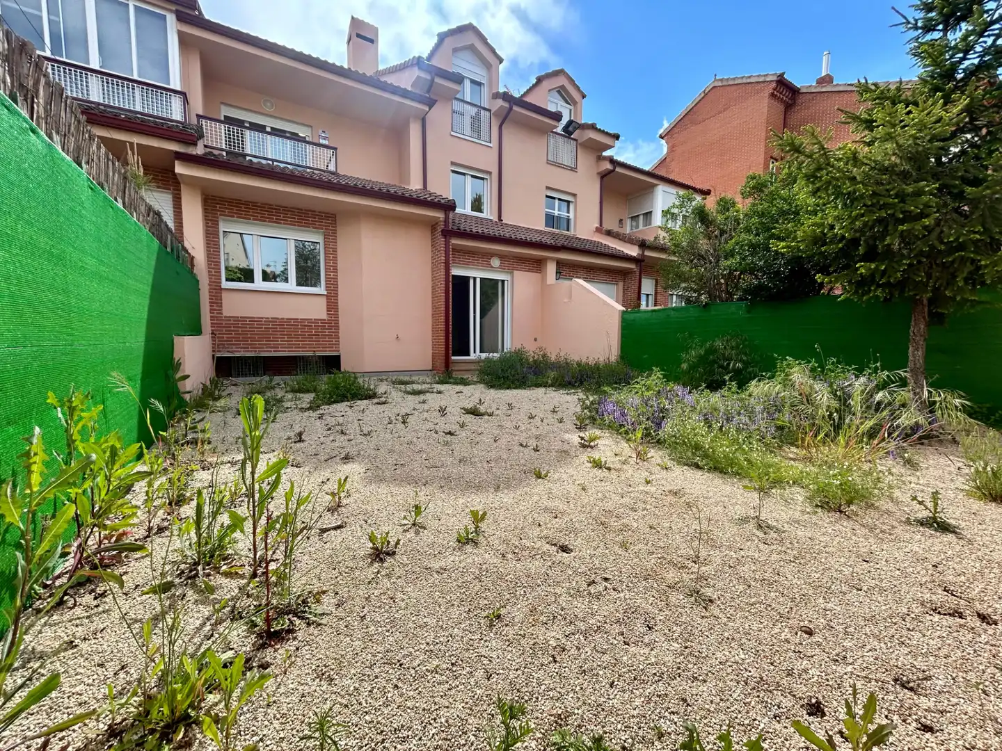 Jardí de Casa adosada en venda en La Lastrilla  amb Calefacció, Jardí privat i Parquet
