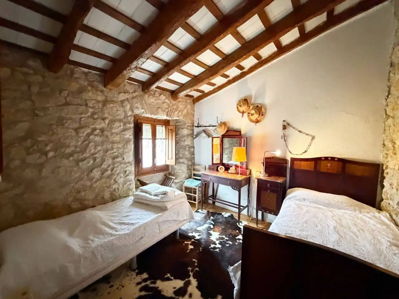 Dormitori de Finca rústica en venda en La Tallada d'Empordà amb Aire condicionat, Calefacció i Jardí privat