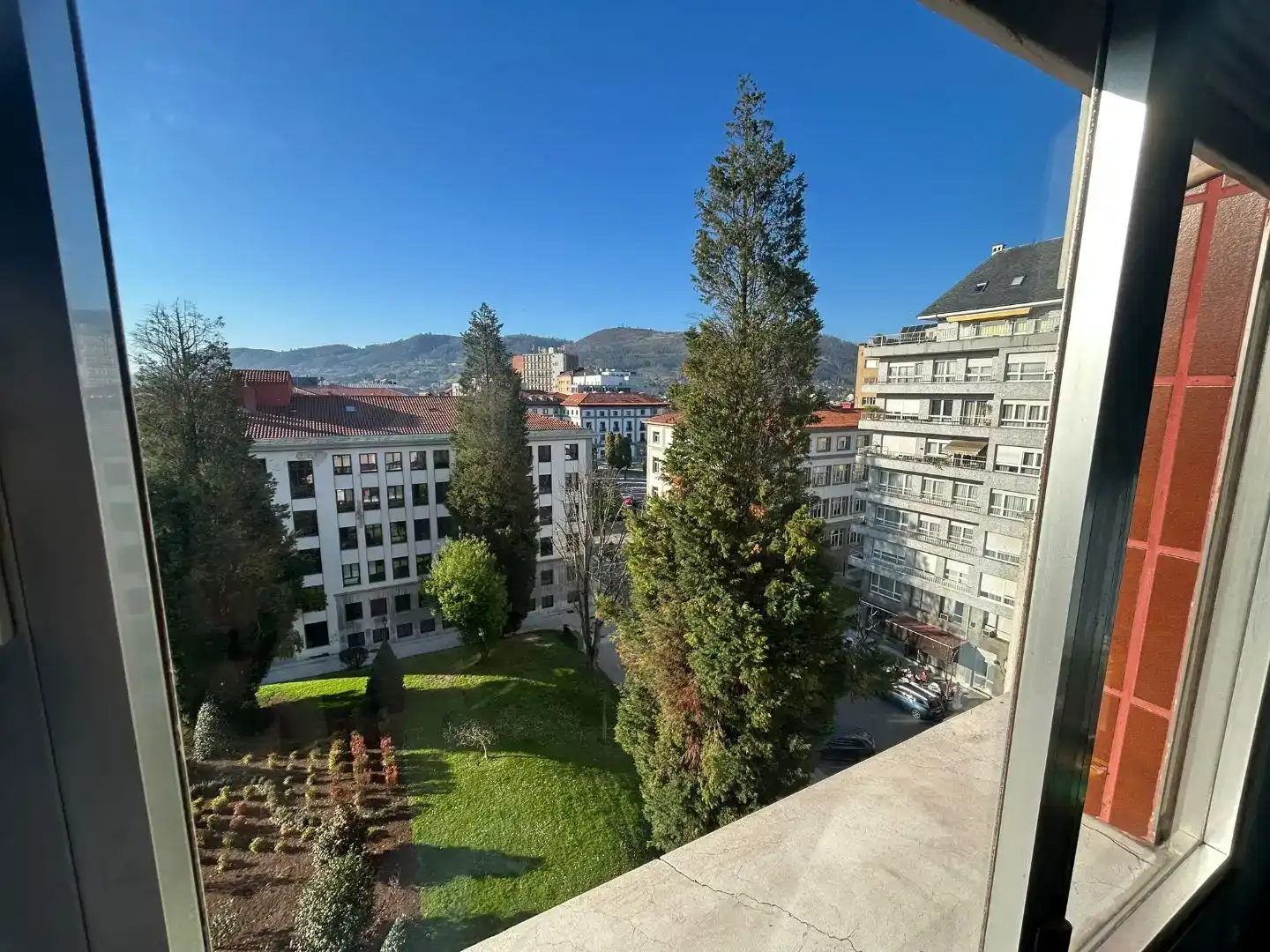 Vista exterior de Pis en venda en Oviedo  amb Balcó