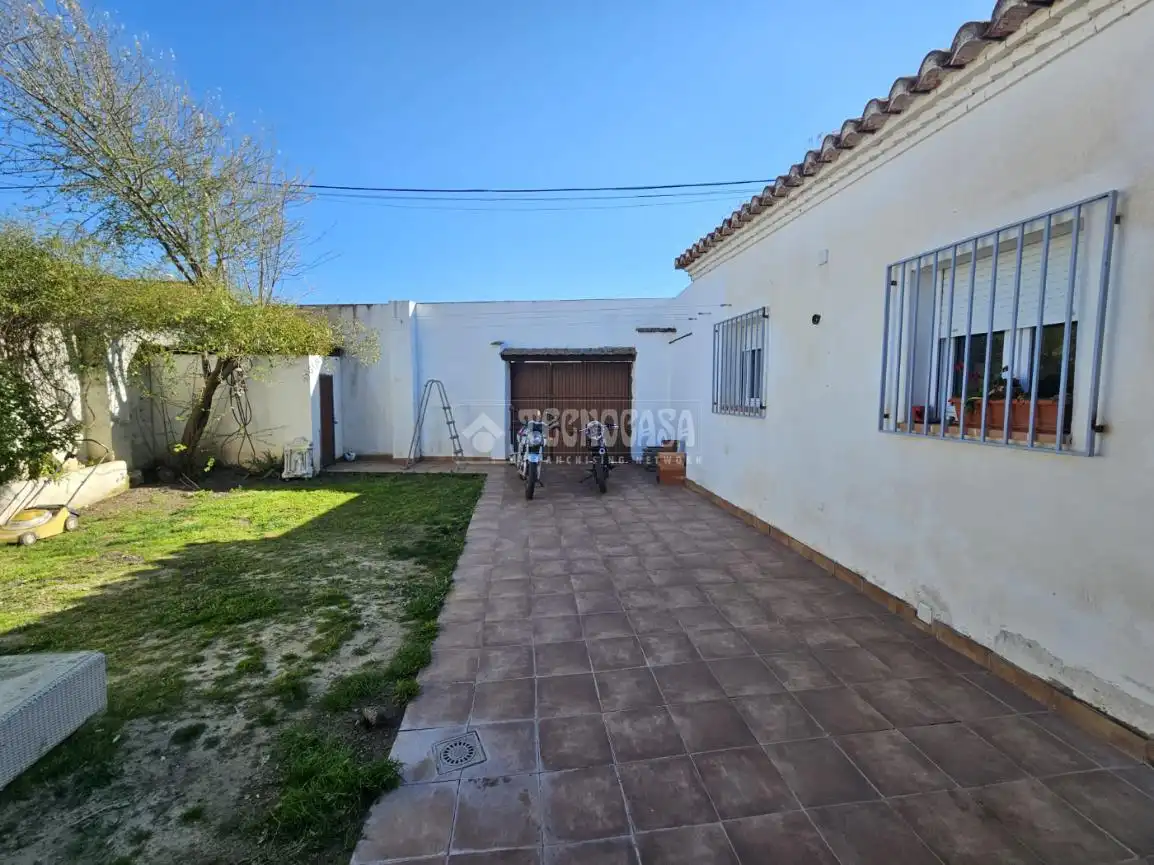 Vista exterior de Casa o xalet en venda en Vegas del Genil amb Aire condicionat, Calefacció i Terrassa