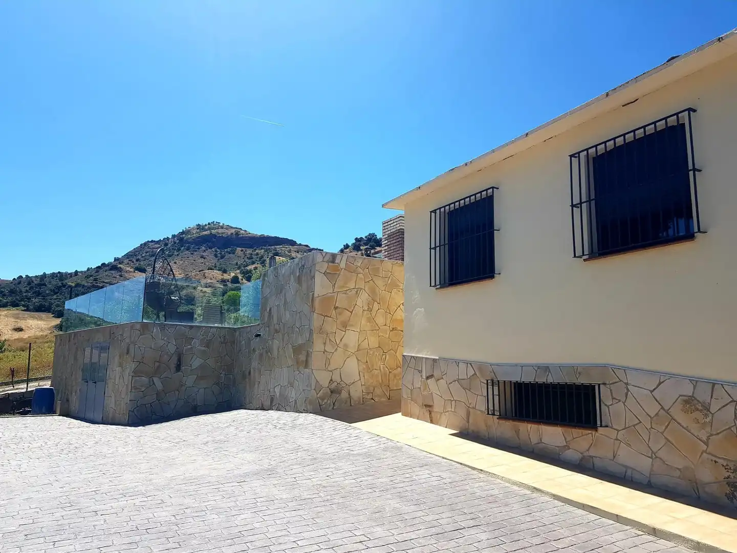Vista exterior de Casa o xalet en venda en Pizarra amb Aire condicionat, Calefacció i Jardí privat