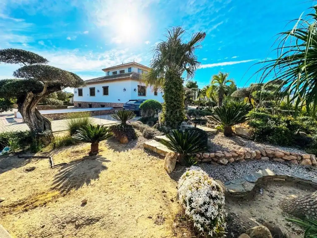 Vista exterior de Casa o xalet en venda en Orihuela amb Aire condicionat, Jardí privat i Traster