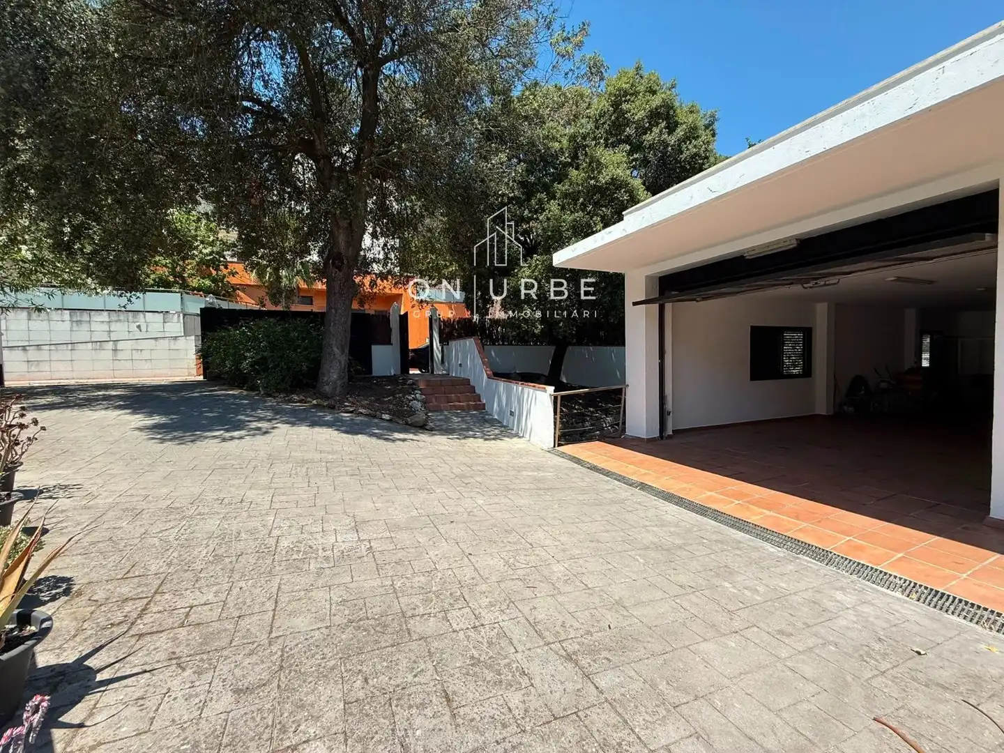 Vista exterior de Casa adosada en venda en Sant Cugat del Vallès amb Aire condicionat