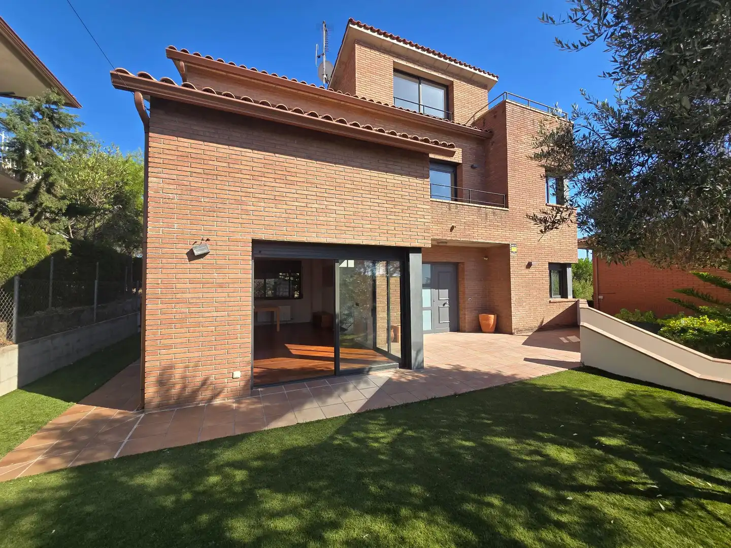 Vista exterior de Casa o chalet en venta en Rubí con Calefacción, Jardín privado y Parquet