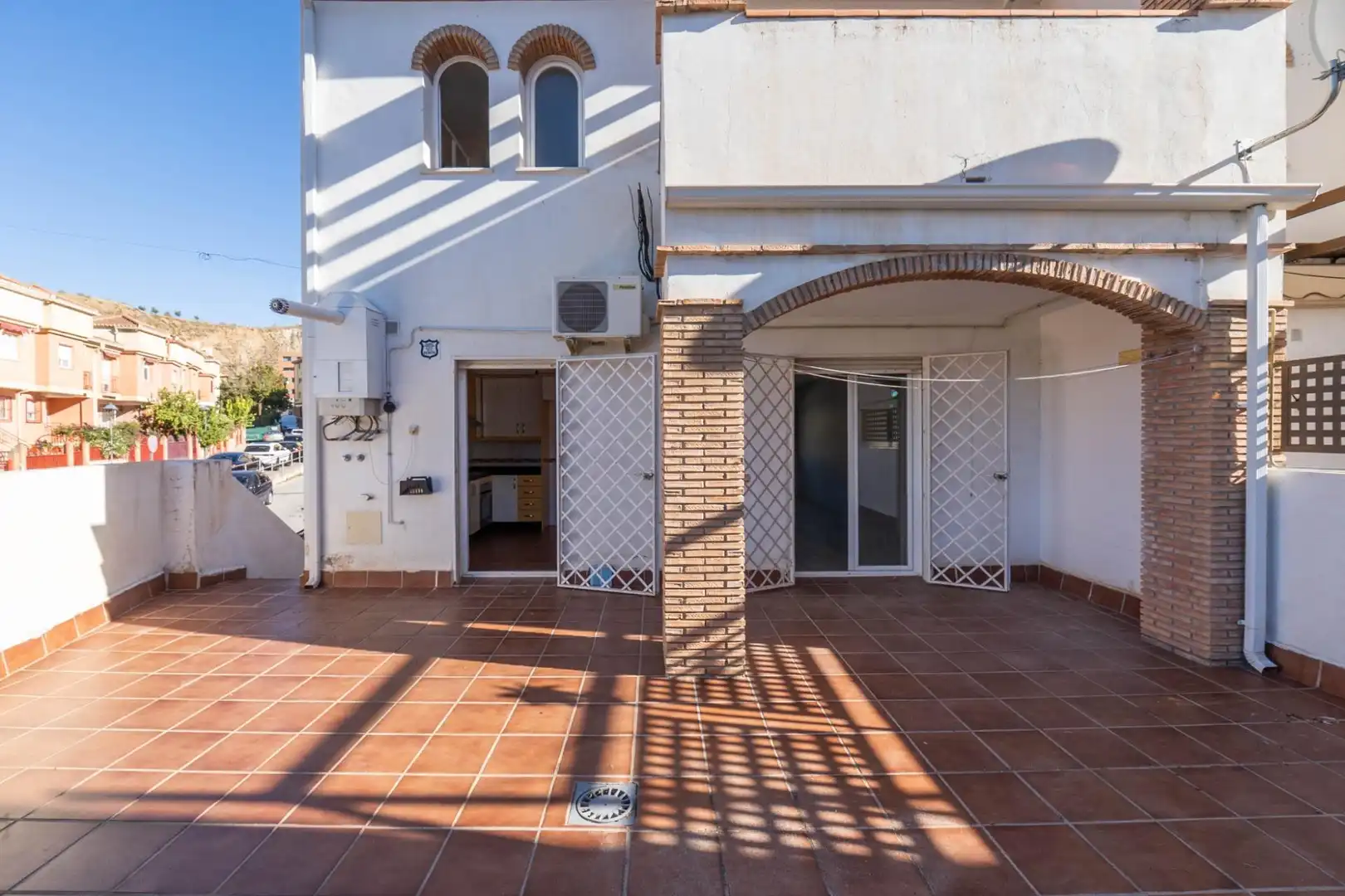 Vista exterior de Casa adosada en venta en Cenes de la Vega con Aire acondicionado, Calefacción y Jardín privado