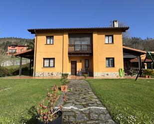 Vista exterior de Casa o xalet en venda en Llanes amb Calefacció, Jardí privat i Terrassa