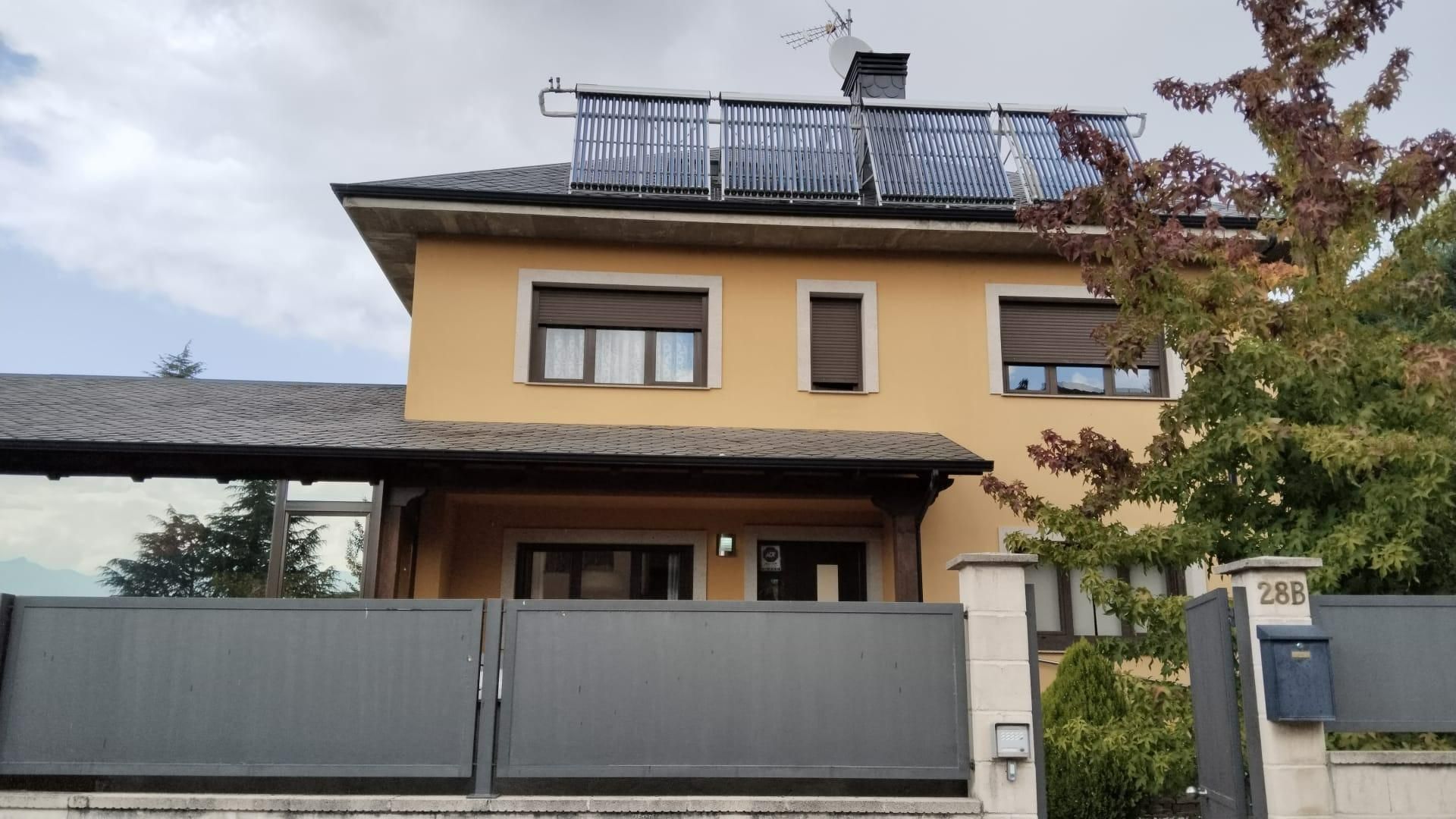 Exterior view of Single-family semi-detached for sale in Ponferrada  with Heating, Storage room and Swimming Pool