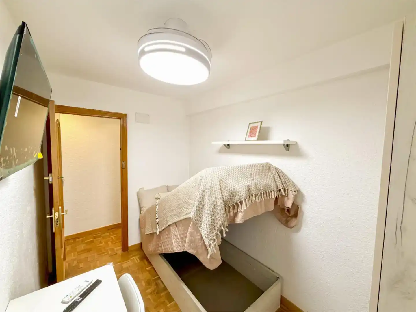 Dormitori de Apartament de lloguer en Coslada amb Parquet i Moblat
