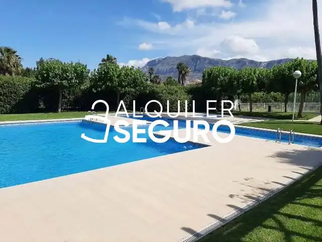 Piscina de Pis de lloguer en Dénia amb Aire condicionat, Terrassa i Traster