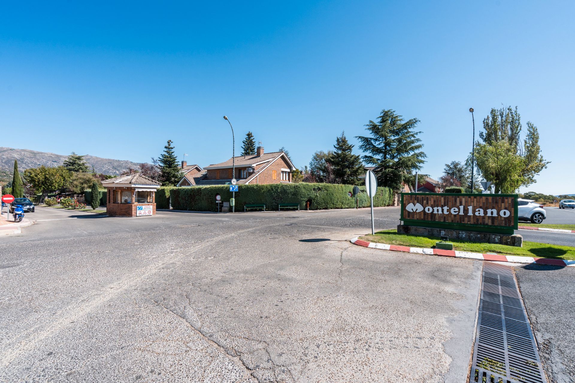 Vista exterior de Casa adosada en venda en Becerril de la Sierra amb Calefacció, Jardí privat i Terrassa