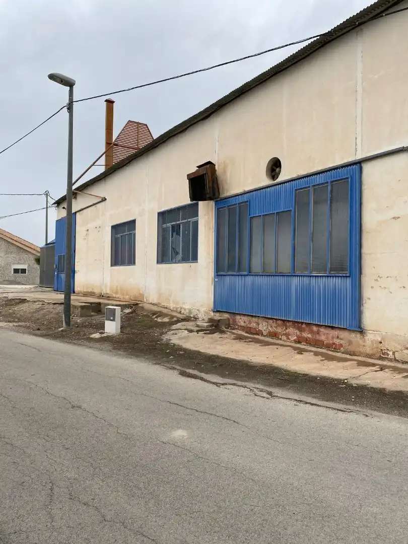 Außenansicht von Fabrikhallen zum Verkauf in Lorquí