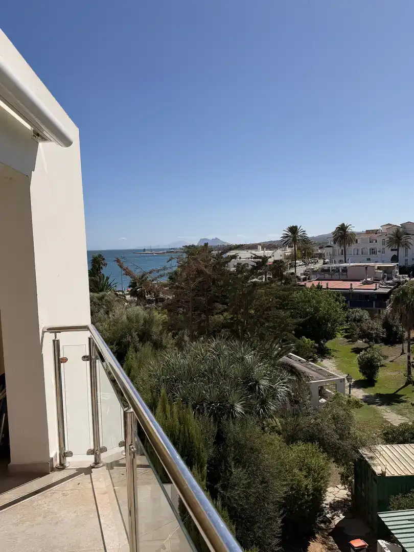Vista exterior de Pis en venda en Sotogrande amb Aire condicionat, Parquet i Piscina
