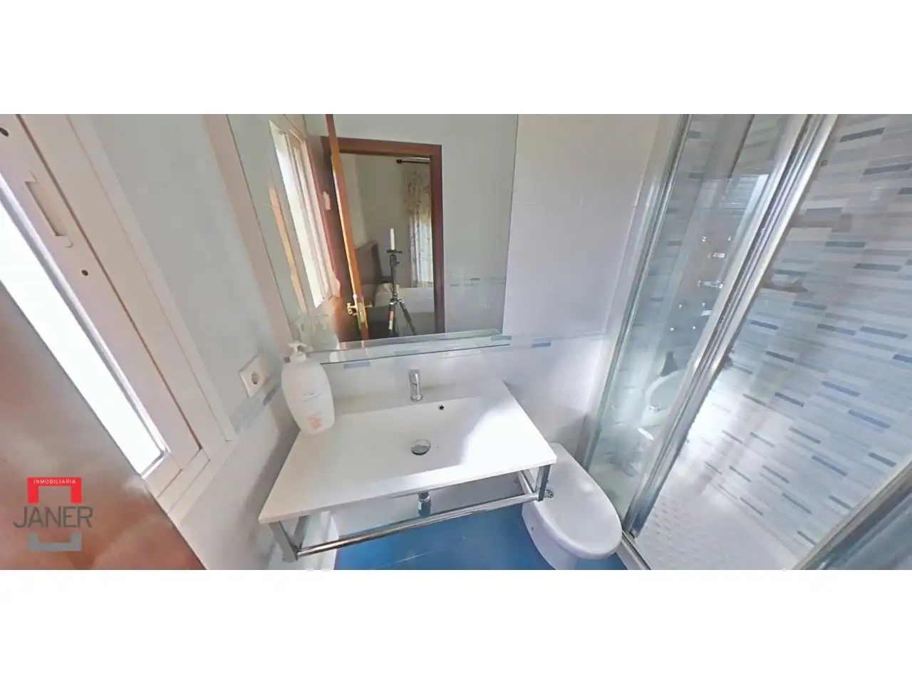 Bany de Casa o xalet en venda en Tomares amb Aire condicionat, Jardí privat i Terrassa