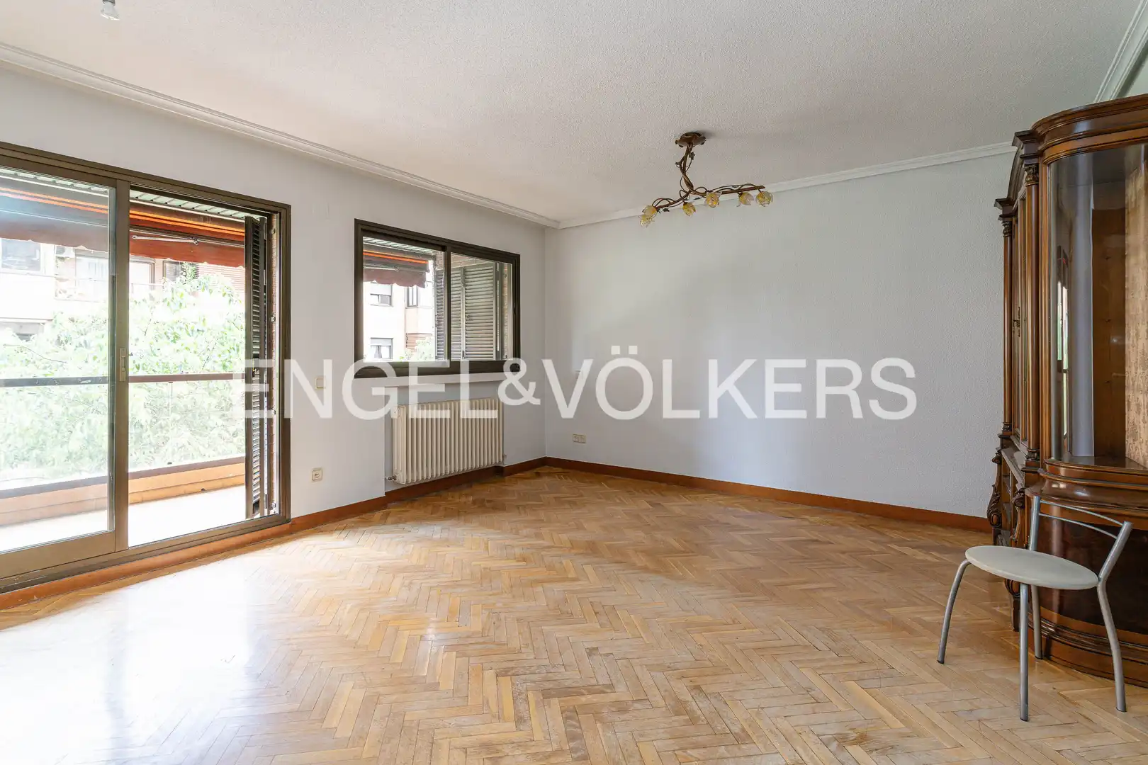 Sala de estar de Piso en venta en Pozuelo de Alarcón con Aire acondicionado, Calefacción y Parquet