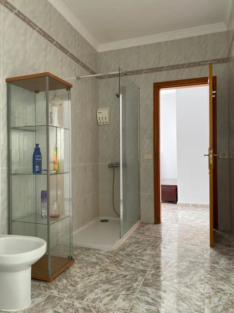 Badezimmer von Wohnung zum Verkauf in Las Palmas de Gran Canaria mit Möbliert, Ofen und Waschmaschine