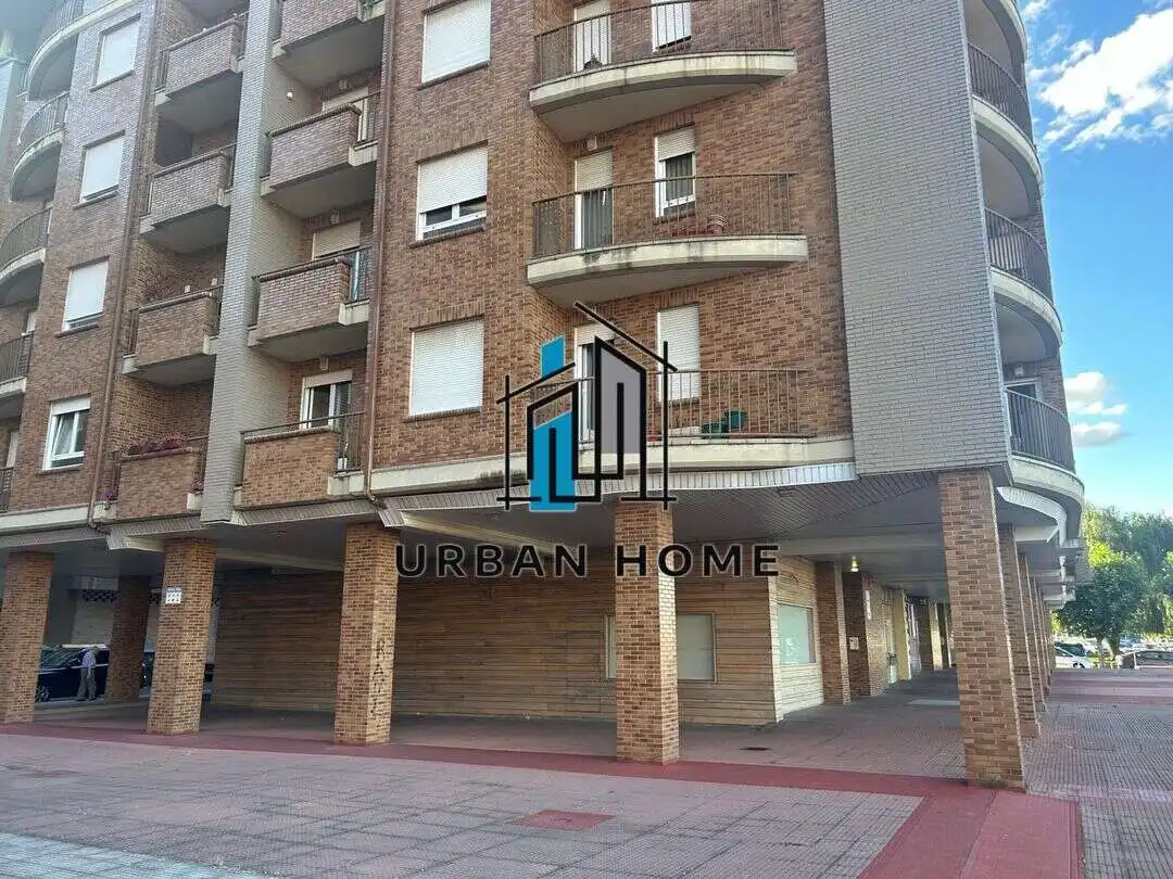Vista exterior de Pis en venda en León Capital  amb Calefacció, Terrassa i Traster
