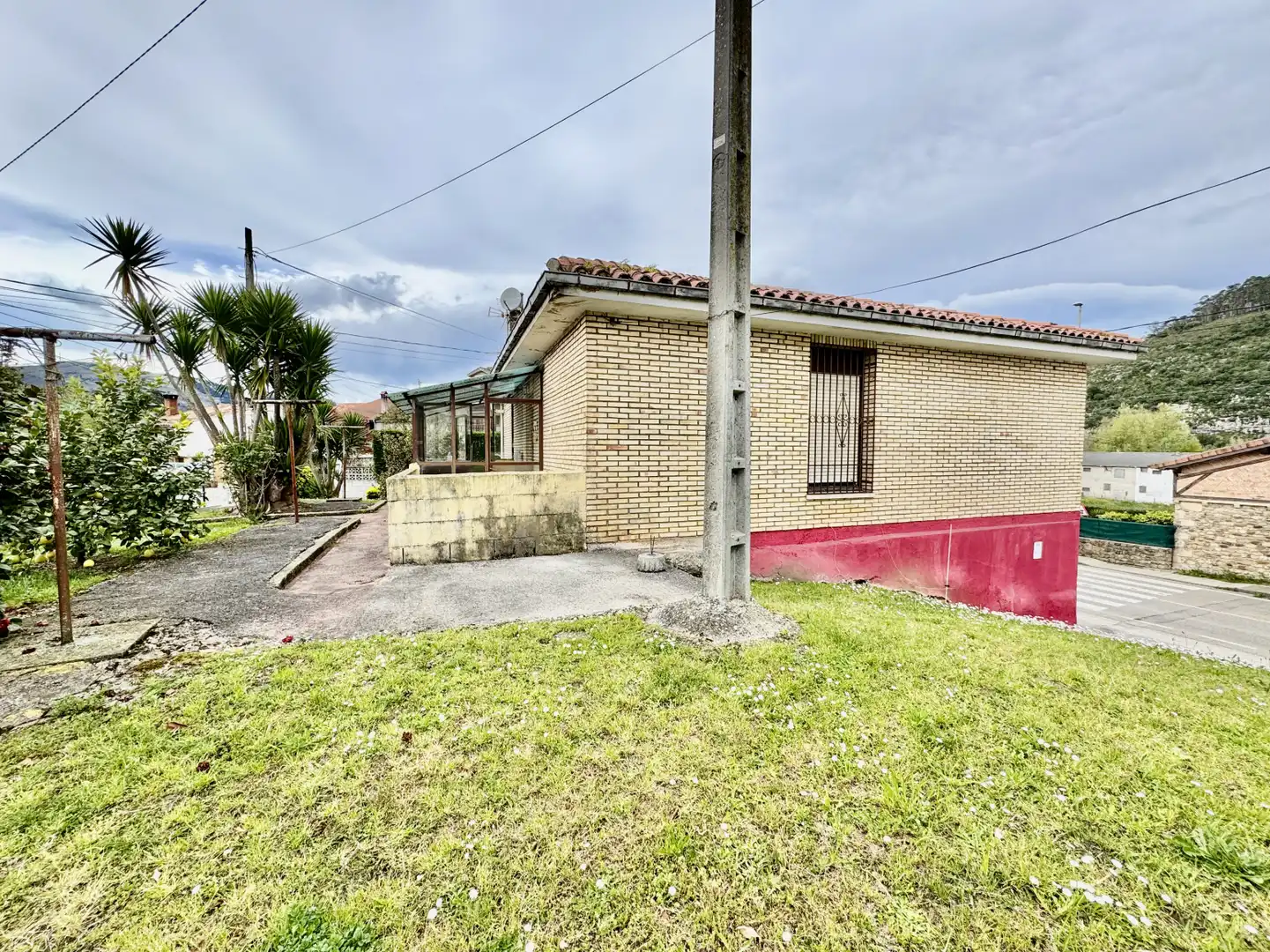 Vista exterior de Casa o xalet en venda en Medio Cudeyo amb Jardí privat i Parquet