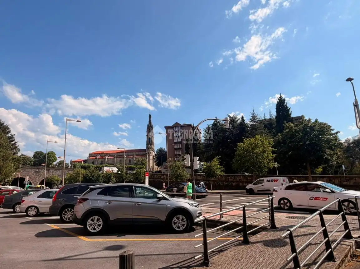 Parking de Piso en venta en Bilbao  con Calefacción, Amueblado y Balcón