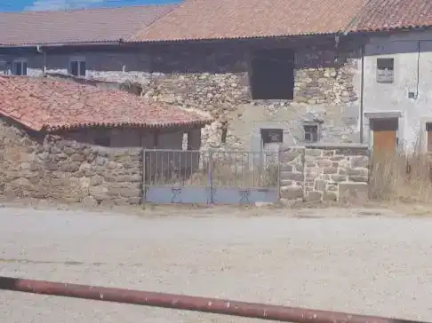 Vista exterior de Pis en venda en La Pernía  