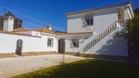 Vista exterior de Casa o xalet en venda en Chiclana de la Frontera amb Terrassa, Piscina i Balcó