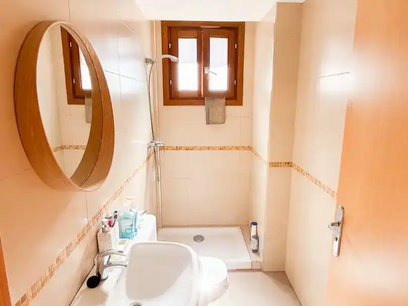 Badezimmer von Wohnung zur Miete in Sallent de Gállego mit Balkon