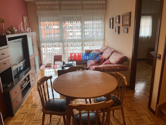 Sala d'estar de Pis de lloguer en Gijón  amb Calefacció i Traster