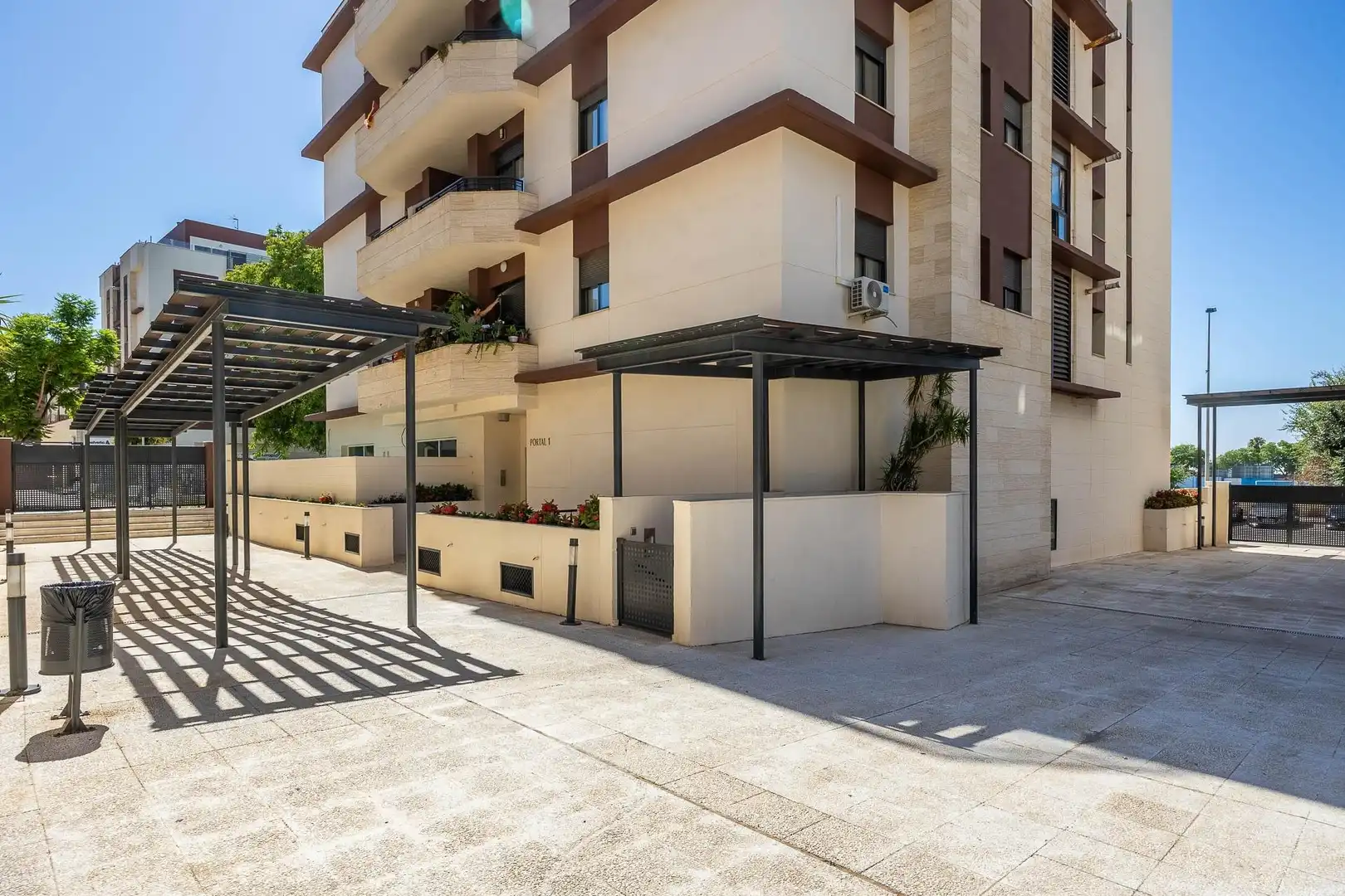 Vista exterior de Piso en venta en Mairena del Aljarafe con Aire acondicionado, Terraza y Trastero