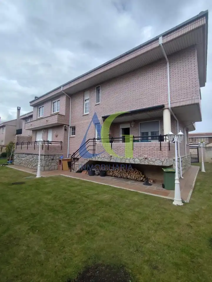 Vista exterior de Casa o xalet en venda en Villaquilambre amb Calefacció, Jardí privat i Parquet