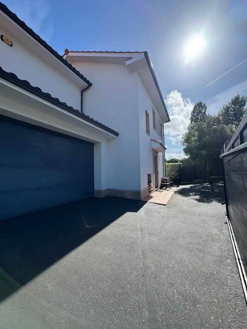 Vista exterior de Casa o xalet en venda en Avilés amb Calefacció, Jardí privat i Parquet