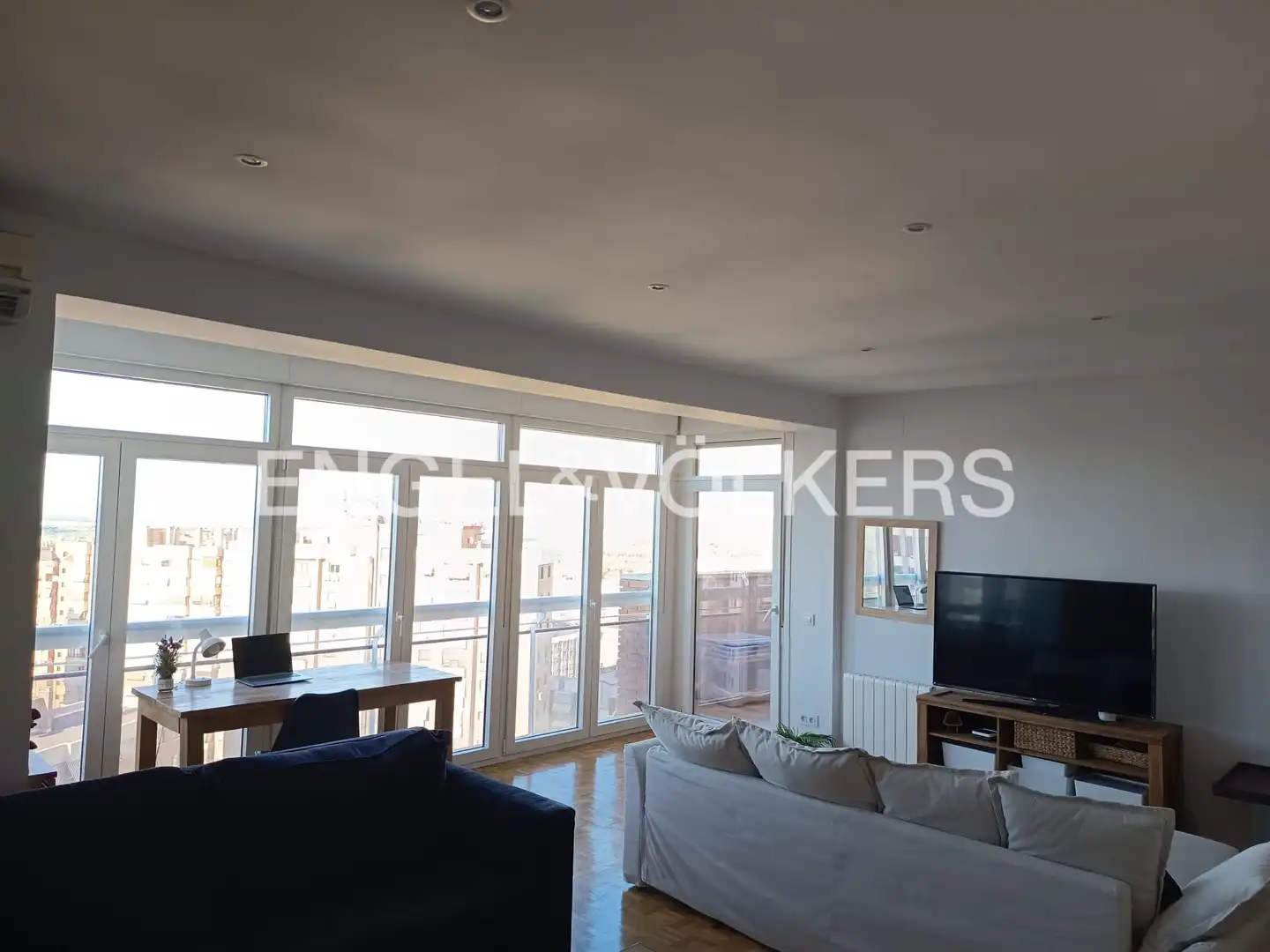 Living room of Flat for rent in Madrid  with Air Conditioner, Heating and Parquet flooring