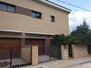 Semi-detached house for sale in Av Corral de la Farga