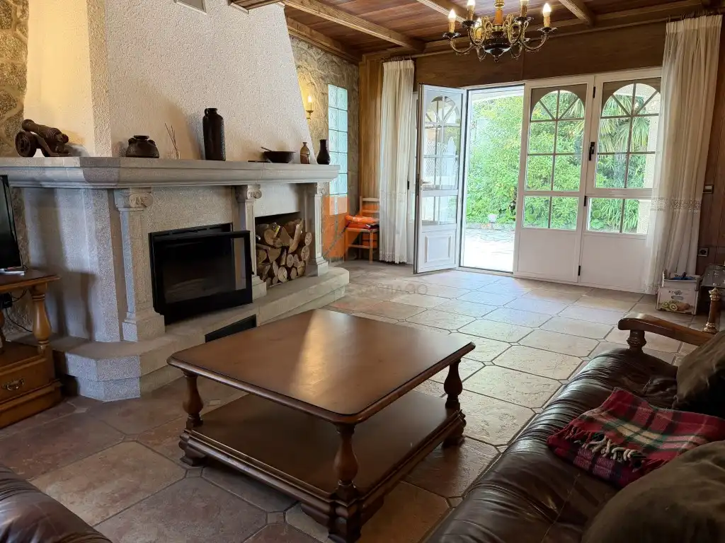 Sala d'estar de Casa o xalet en venda en Santiago de Compostela  amb Jardí privat, Moblat i Forn