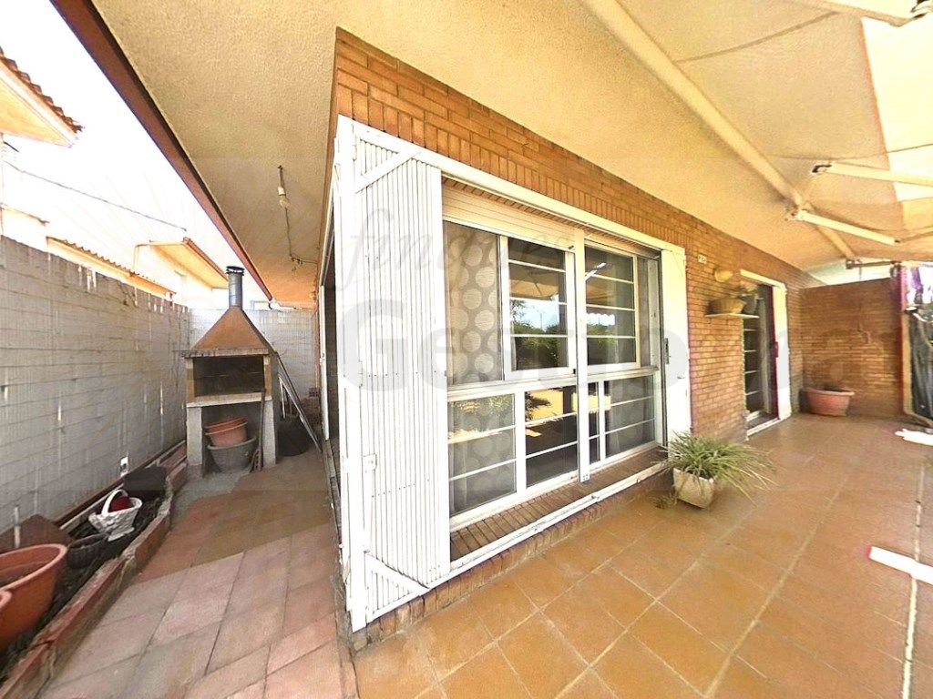 Vista exterior de Casa adosada en venda en Cambrils amb Calefacció